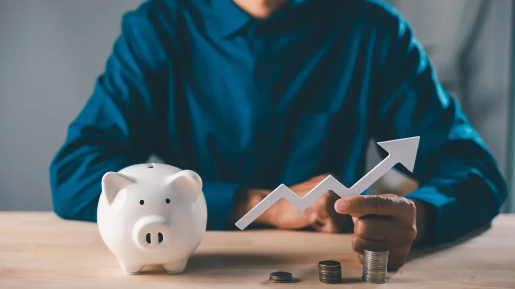 Existe uma confusão comum, e ela custa orçamento: gestão de cliente é tratada como assunto do time comercial. Faz sentido à primeira vista, pois é o comercial que fala com o cliente, negocia, fecha, renova. Mas há uma pergunta que vem antes de qualquer negociação, e essa pergunta não é comercial. É de marketing: quais comportamentos desse cliente indicam o valor real que ele representa para além do que ele compra?